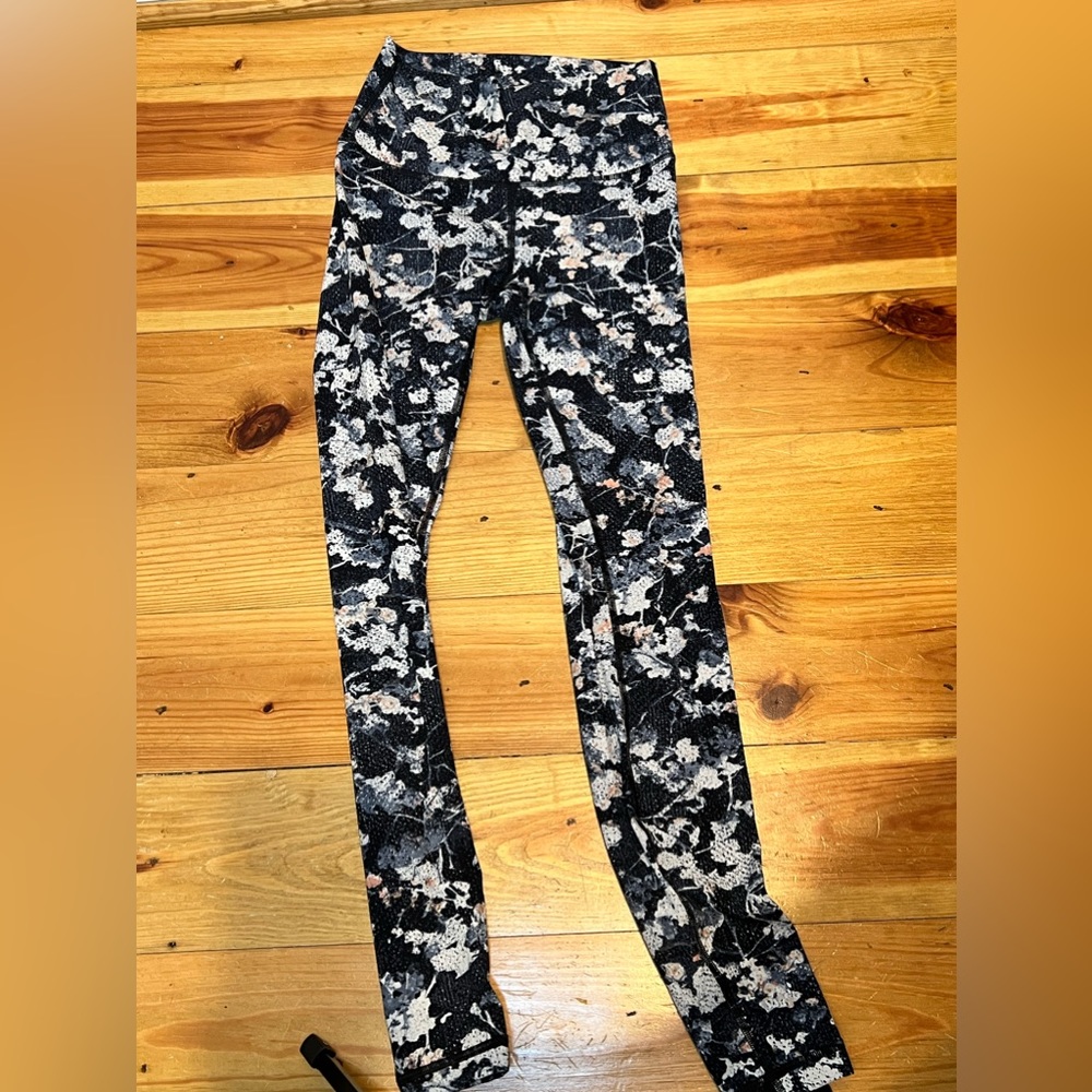 Lululemom printed capri size 4 like new